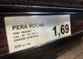 Un'etichetta sugli scaffali di un negozio di Frutta e Verdura per le pere Rocha provenienti dal Portogallo, al prezzo di 1,69 euro al chilogrammo. L'etichetta include informazioni sulla varietà (Rocha), calibro (65-75) e categoria (Cat. II).