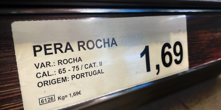 Un'etichetta sugli scaffali di un negozio di Frutta e Verdura per le pere Rocha provenienti dal Portogallo, al prezzo di 1,69 euro al chilogrammo. L'etichetta include informazioni sulla varietà (Rocha), calibro (65-75) e categoria (Cat. II).