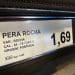 Un'etichetta sugli scaffali di un negozio di Frutta e Verdura per le pere Rocha provenienti dal Portogallo, al prezzo di 1,69 euro al chilogrammo. L'etichetta include informazioni sulla varietà (Rocha), calibro (65-75) e categoria (Cat. II).
