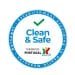 Questo è il logo della Piattaforma digitale Clean & Safe. Un logo circolare con bordo blu e segno di spunta verde all'interno. Il testo recita "Clean & Safe" con "TURISMO DE PORTUGAL" e il suo logo sotto. Il bordo riporta la dicitura "Stabilimento secondo misure sanitarie - Portogallo".