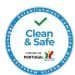 Un badge circolare con la scritta "Clean and Safe" con un segno di spunta verde sopra. Il testo che circonda il badge dice "Stabilimento conforme alle misure sanitarie - Turismo de Portugal". Vengono inoltre visualizzate l'icona di una figura colorata e le onde. Questo è il logo della Piattaforma digitale Clean & Safe.