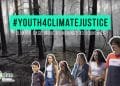 Un gruppo di sei giovani si trova di fronte a una foresta nebbiosa e bruciata. Il testo recita "#YOUTH4CLIMATEJUSTICE" e "Caso sul clima intentato contro 33 paesi". Il logo in basso a sinistra è per GLAN, Global Legal Action Network.