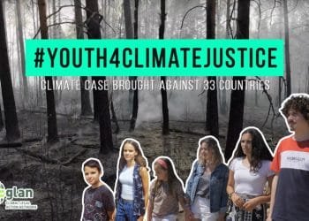 Un gruppo di sei giovani si trova di fronte a una foresta nebbiosa e bruciata. Il testo recita "#YOUTH4CLIMATEJUSTICE" e "Caso sul clima intentato contro 33 paesi". Il logo in basso a sinistra è per GLAN, Global Legal Action Network.