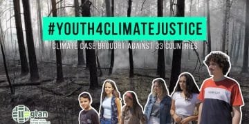 Un gruppo di sei giovani si trova di fronte a una foresta nebbiosa e bruciata. Il testo recita "#YOUTH4CLIMATEJUSTICE" e "Caso sul clima intentato contro 33 paesi". Il logo in basso a sinistra è per GLAN, Global Legal Action Network.