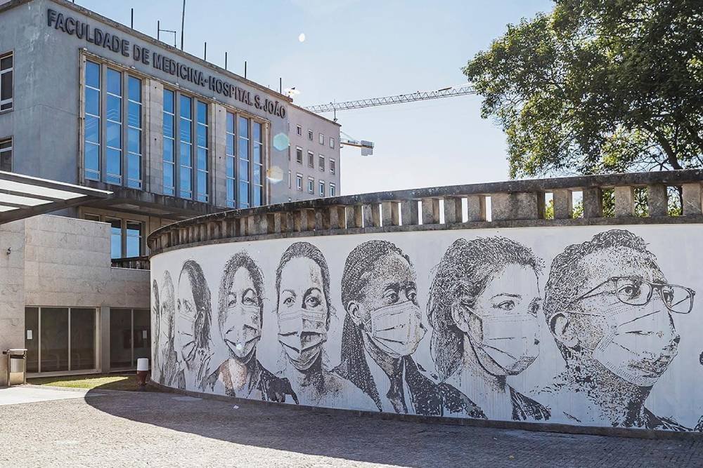 dipinto su muro raffigurante dieci volti di dieci dipendenti dell'ospedale