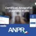 Un'immagine promozionale illustrata del sistema "ANPR" del Ministero dell'Interno italiano. È dotato di computer e smartphone su cui sono visualizzate le interfacce utente per l'accesso ai servizi di certificazione online. Il testo recita: "Certificati Anagrafici a portata di clic.