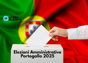 La grafica di come votare alle elezioni comunali in Portogallo, dove una bandiera portoghese sventola sullo sfondo di un urna con una mano che inserisce una busta bianca. È sovrapposto il testo "Elezioni Amministrative Portogallo 2025".
