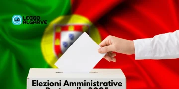 La grafica di come votare alle elezioni comunali in Portogallo, dove una bandiera portoghese sventola sullo sfondo di un urna con una mano che inserisce una busta bianca. È sovrapposto il testo "Elezioni Amministrative Portogallo 2025".