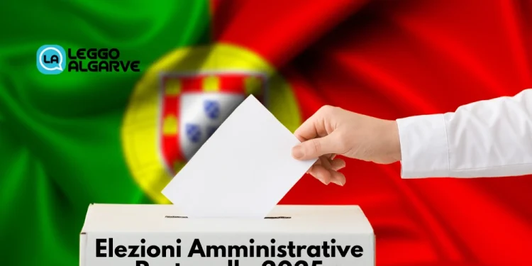 La grafica di come votare alle elezioni comunali in Portogallo, dove una bandiera portoghese sventola sullo sfondo di un urna con una mano che inserisce una busta bianca. È sovrapposto il testo "Elezioni Amministrative Portogallo 2025".