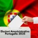 La grafica di come votare alle elezioni comunali in Portogallo, dove una bandiera portoghese sventola sullo sfondo di un urna con una mano che inserisce una busta bianca. È sovrapposto il testo "Elezioni Amministrative Portogallo 2025".