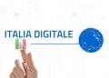 Un dito tocca un'icona con la bandiera italiana, collegata a un'illustrazione digitale della Terra su sfondo bianco. Sopra l'icona appare la scritta "ITALIA DIGITALE" in blu, sullo sfondo elementi di disegno tecnico.