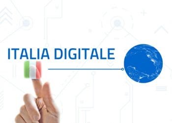 Un dito tocca un'icona con la bandiera italiana, collegata a un'illustrazione digitale della Terra su sfondo bianco. Sopra l'icona appare la scritta "ITALIA DIGITALE" in blu, sullo sfondo elementi di disegno tecnico.