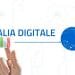 Un dito tocca un'icona con la bandiera italiana, collegata a un'illustrazione digitale della Terra su sfondo bianco. Sopra l'icona appare la scritta "ITALIA DIGITALE" in blu, sullo sfondo elementi di disegno tecnico.