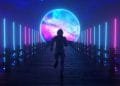 Una persona in tuta spaziale corre su un ponte futuristico illuminato da luci al neon rosa e blu, dirigendosi verso una sfera cosmica grande, luminosa e colorata sullo sfondo. La scena è ambientata in una notte buia e stellata.