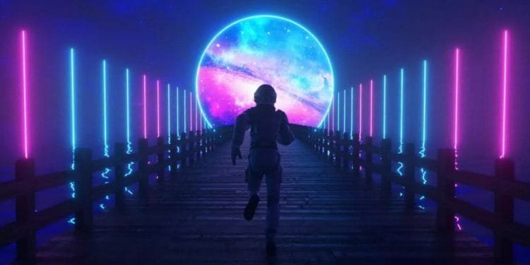 Una persona in tuta spaziale corre su un ponte futuristico illuminato da luci al neon rosa e blu, dirigendosi verso una sfera cosmica grande, luminosa e colorata sullo sfondo. La scena è ambientata in una notte buia e stellata.