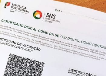 Un primo piano di un certificato COVID digitale UE rilasciato dal Servizio sanitario nazionale (SNS) della Repubblica portoghese. Il documento include un codice QR e un testo in portoghese che conferma lo stato della vaccinazione.