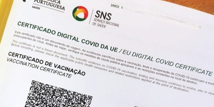 Un primo piano di un certificato COVID digitale UE rilasciato dal Servizio sanitario nazionale (SNS) della Repubblica portoghese. Il documento include un codice QR e un testo in portoghese che conferma lo stato della vaccinazione.