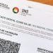 Un primo piano di un certificato COVID digitale UE rilasciato dal Servizio sanitario nazionale (SNS) della Repubblica portoghese. Il documento include un codice QR e un testo in portoghese che conferma lo stato della vaccinazione.