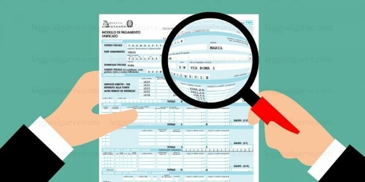 Illustrazione delle mani che tengono un documento con una lente d'ingrandimento. La lente d'ingrandimento ingrandisce una porzione del documento, che sembra essere un modulo pieno di numeri e testi legati al conti estero. Lo sfondo è di colore verde turchese.