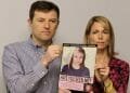 Due adulti, un uomo e una donna, tengono in mano il poster di una persona scomparsa della giovane Maddie McCann. Appaiono seri e preoccupati. Il poster presenta una fotografia della ragazza e il testo "MI HAI VISTO?" insieme ad altri dettagli sulla sua scomparsa in questa straziante pubblicità choc.