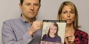 Due adulti, un uomo e una donna, tengono in mano il poster di una persona scomparsa della giovane Maddie McCann. Appaiono seri e preoccupati. Il poster presenta una fotografia della ragazza e il testo "MI HAI VISTO?" insieme ad altri dettagli sulla sua scomparsa in questa straziante pubblicità choc.