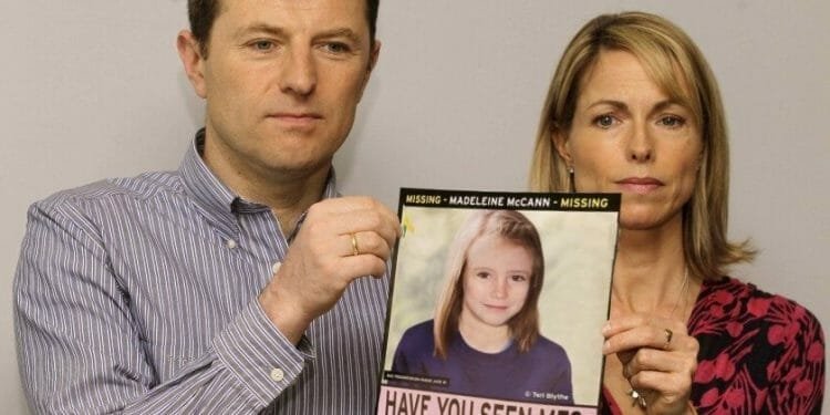 Due adulti, un uomo e una donna, tengono in mano il poster di una persona scomparsa della giovane Maddie McCann. Appaiono seri e preoccupati. Il poster presenta una fotografia della ragazza e il testo "MI HAI VISTO?" insieme ad altri dettagli sulla sua scomparsa in questa straziante pubblicità choc.
