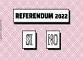 Uno sfondo a motivi rosa presenta il testo nero in grassetto "REFERENDUM 2022" nella parte superiore. Sotto ci sono due riquadri con la dicitura "SÍ" a sinistra e "NO" a destra, alludendo a un referendum abrogativo. Sul lato sinistro è scritta verticalmente la frase "LEGGO ALGARVE".
