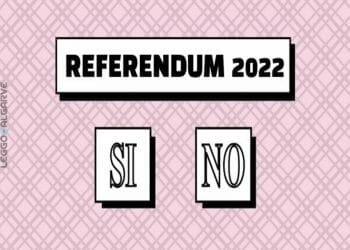 Uno sfondo a motivi rosa presenta il testo nero in grassetto "REFERENDUM 2022" nella parte superiore. Sotto ci sono due riquadri con la dicitura "SÍ" a sinistra e "NO" a destra, alludendo a un referendum abrogativo. Sul lato sinistro è scritta verticalmente la frase "LEGGO ALGARVE".