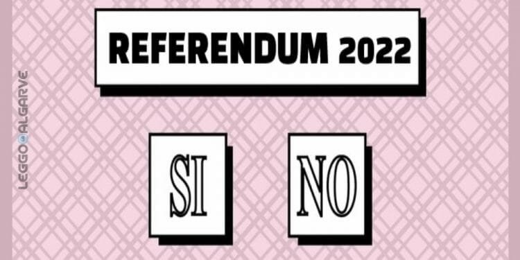 Uno sfondo a motivi rosa presenta il testo nero in grassetto "REFERENDUM 2022" nella parte superiore. Sotto ci sono due riquadri con la dicitura "SÍ" a sinistra e "NO" a destra, alludendo a un referendum abrogativo. Sul lato sinistro è scritta verticalmente la frase "LEGGO ALGARVE".
