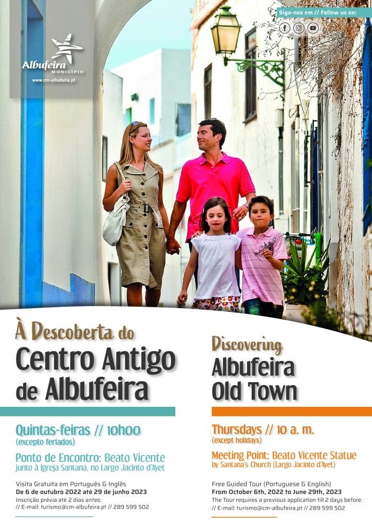 Una famiglia di quattro persone cammina mano nella mano lungo una strada stretta nel centro storico di Albufeira, con edifici colorati su entrambi i lati. Il manifesto pubblicizza visite guidate gratuite alle *attrazioni dell'Algarve* della zona il giovedì alle 10, sia in portoghese che in inglese, dal 6 aprile al 18 giugno e dal 12 ottobre al 29 giugno.