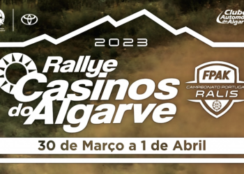 Poster grafico per il "Rallye Casinos do Algarve 2023" con il testo "30 de Março a 1 de Abril", che indica le date dell'evento. Vengono visualizzati i loghi di FPAK, Toyota e Clube Automovel do Algarve. Lo sfondo robusto e marrone con cornice e testo bianchi racchiude lo spirito del campionato portoghese di rally.