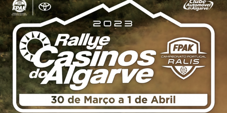Poster grafico per il "Rallye Casinos do Algarve 2023" con il testo "30 de Março a 1 de Abril", che indica le date dell'evento. Vengono visualizzati i loghi di FPAK, Toyota e Clube Automovel do Algarve. Lo sfondo robusto e marrone con cornice e testo bianchi racchiude lo spirito del campionato portoghese di rally.