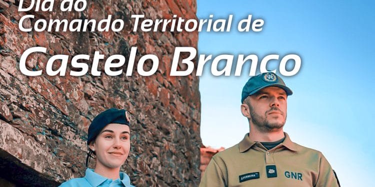 Due agenti in uniforme, un uomo e una donna, stanno di fronte a un edificio in pietra sotto un cielo azzurro. Il testo recita "Dia do Comando Territorial de Castelo Branco" e include il logo "GNR", che rappresenta la Guarda Nacional Republicana. Una giornata in onore delle forze dell'ordine in uno dei Paesi pacifici del mondo: il Portogallo.