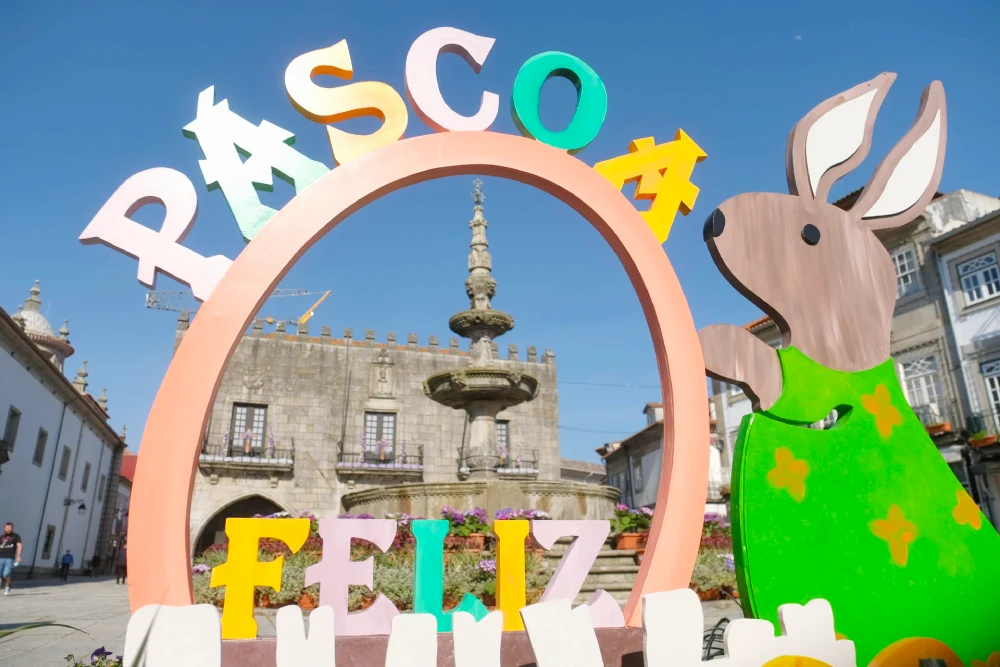 Nella piazza di Viana do Castelo in Portogallo come da tradizione il coniglio di Pasqua con la scritta Pascoa Feliz.