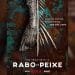 Un poster promozionale per la serie TV portoghese di Netflix "Rabo de Peixe", raffigurante una coda di pesce su uno sfondo strutturato e arrugginito. Lo slogan recita "Onde os sonhos estão presos por uma linha" ("Dove i sogni sono intrappolati da una linea"). La serie arriverà a maggio.