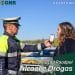 Un agente di polizia che indossa una giacca riflettente e un berretto con visiera tiene in mano un dispositivo per l'etilometro davanti a una donna. Sullo sfondo è visibile un'auto della polizia. Il testo sull'immagine recita "Operação Roadpol Álcool e Drogas", evidenziando la campagna polizia alcol guida, e include i loghi di GNR e Roadpol.