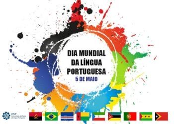 Un poster che celebra la Giornata mondiale della lingua portoghese il 5 maggio. Presenta un design splatter colorato e bandiere dei paesi di lingua portoghese nella parte inferiore, tra cui Portogallo, Brasile, Mozambico, Angola, Guinea-Bissau, Timor Est, Guinea Equatoriale e altri.