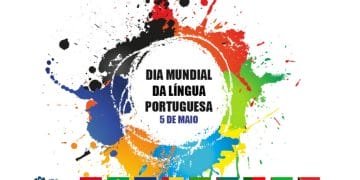 Un poster che celebra la Giornata mondiale della lingua portoghese il 5 maggio. Presenta un design splatter colorato e bandiere dei paesi di lingua portoghese nella parte inferiore, tra cui Portogallo, Brasile, Mozambico, Angola, Guinea-Bissau, Timor Est, Guinea Equatoriale e altri.