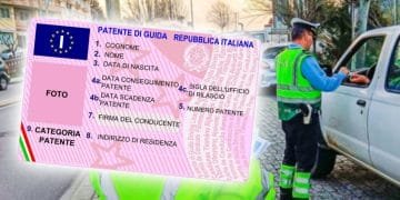 Una patente di guida italiana rosa con vari campi informativi è sovrapposta all'immagine di due agenti di polizia italiani in gilet verde che effettuano un controllo stradale su un veicolo bianco, forse discutendo sui requisiti per guidare in Portogallo. Un agente interagisce con l'autista mentre l'altro prende appunti.