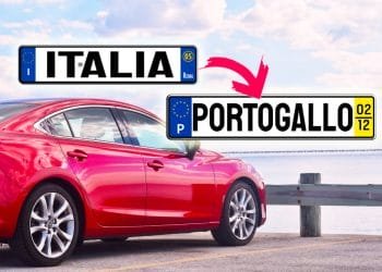 Un'auto rossa è parcheggiata in una zona costiera panoramica. Sono sovrapposte le immagini che illustrano come immatricolare un'auto portogallo. Sono una targa italiana europea etichettata "ITALIA" e di una targa portoghese etichettata "PORTOGALLO", con una freccia che punta dalla targa italiana a quella portoghese.