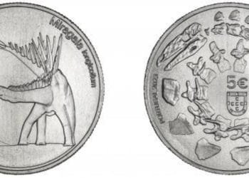 Due monete d'argento con incisioni dettagliate. La moneta a sinistra raffigura un dinosauro Miragaia longicollum e alberi sullo sfondo. La moneta a destra mostra un fossile dettagliato della struttura scheletrica del dinosauro, una nuova moneta collezione da 5 euro e lo stemma portoghese.