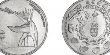 Due monete d'argento con incisioni dettagliate. La moneta a sinistra raffigura un dinosauro Miragaia longicollum e alberi sullo sfondo. La moneta a destra mostra un fossile dettagliato della struttura scheletrica del dinosauro, una nuova moneta collezione da 5 euro e lo stemma portoghese.