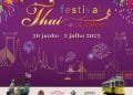 Poster promozionale per il Festival Thailandia Lisbona, tenutosi dal 30 giugno al 2 luglio 2023. Include elementi colorati come un tuk-tuk, un tram di Lisbona, fuochi d'artificio, monumenti, loghi degli sponsor e bandierine decorative. Il testo scritto è in inglese e portoghese.
