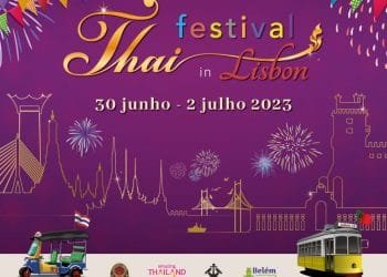 Poster promozionale per il Festival Thailandia Lisbona, tenutosi dal 30 giugno al 2 luglio 2023. Include elementi colorati come un tuk-tuk, un tram di Lisbona, fuochi d'artificio, monumenti, loghi degli sponsor e bandierine decorative. Il testo scritto è in inglese e portoghese.