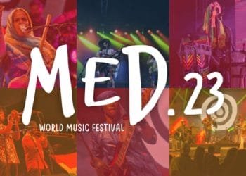 Collage colorato di musicisti che si esibiscono sul palco dell'evento MED Festival World Music. Al centro sono ben visibili i grandi testi "Med.23" e "World Music Festival". Ogni foto presenta diversi artisti in pose dinamiche, illuminate da vivaci luci sceniche.