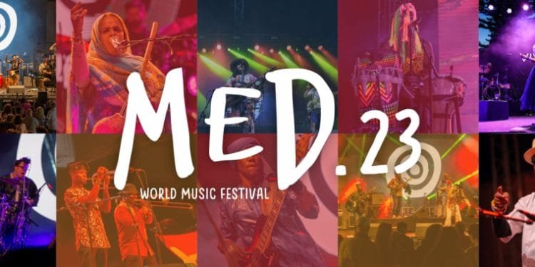 Collage colorato di musicisti che si esibiscono sul palco dell'evento MED Festival World Music. Al centro sono ben visibili i grandi testi "Med.23" e "World Music Festival". Ogni foto presenta diversi artisti in pose dinamiche, illuminate da vivaci luci sceniche.
