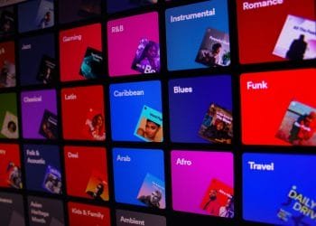 Una vivace esposizione di generi musicali classificati su una piattaforma di streaming, tra cui jazz, giochi, R&B, strumentale, romantico, classico, latino, caraibico, blues, funk, country, desi, arabo e viaggi. Ogni genere è rappresentato da un colore e da una copertina dell'album distinti. Scopri i prezzi abbonamenti Spotify Portogallo per maggiori dettagli.