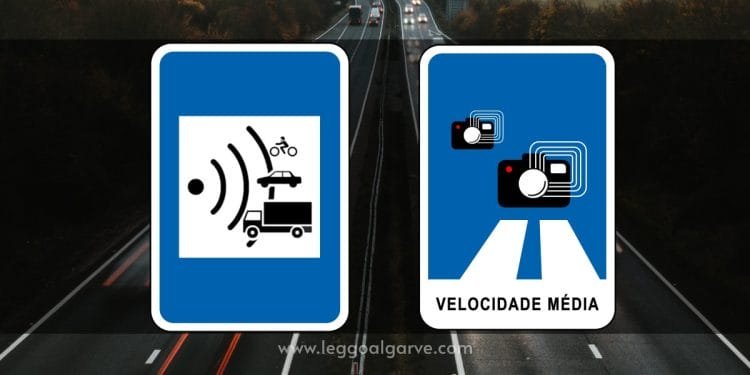 Una scena autostradale notturna con due segnali stradali blu in Portogallo. Il cartello di sinistra raffigura le onde radar puntate su un veicolo, mentre quello di destra presenta due telecamere e il testo "VELOCIDADE MÉDIA", che indica il monitoraggio della velocità fissa (autovelox fissi). Il sito web "www.leggalalgarve.com" è in basso.