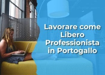 Una donna seduta su un divano giallo lavora su un laptop. Lo sfondo dell'immagine passa dalla scena reale a un colore blu uniforme. Il testo in italiano su sfondo blu recita: "Lavorare come Libero Professionista in Portogallo.