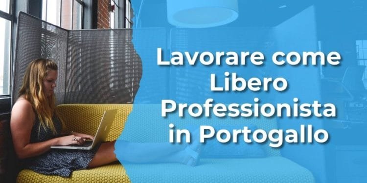 Una donna seduta su un divano giallo lavora su un laptop. Lo sfondo dell'immagine passa dalla scena reale a un colore blu uniforme. Il testo in italiano su sfondo blu recita: "Lavorare come Libero Professionista in Portogallo.